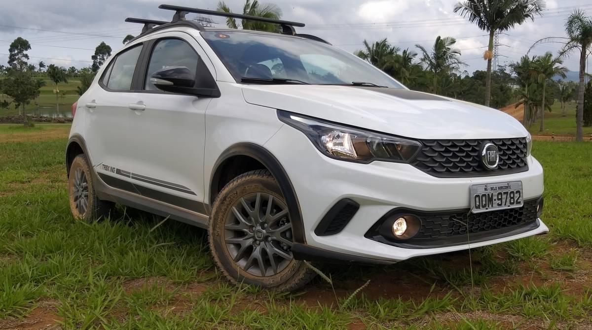 Modelo vem de série com assinaturas em LEDs nos faróis, farol de neblina e retrovisores elétricos pintados de preto - Lucas Cardoso