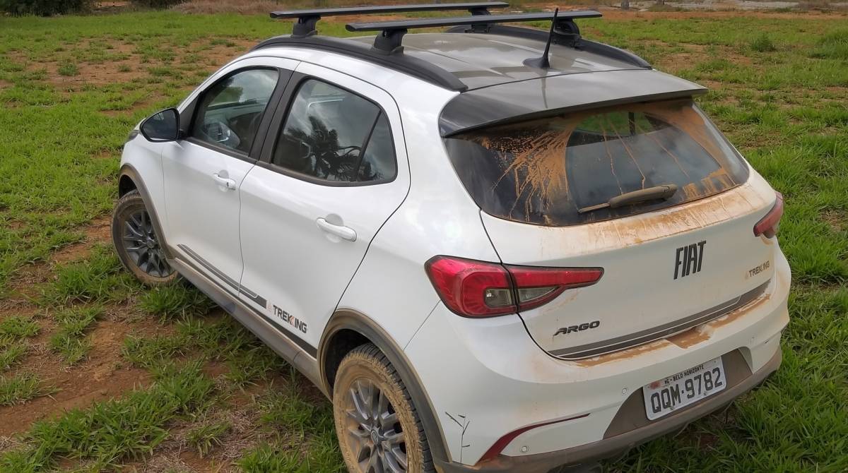 De série, configuração conta com escapamento esportivo, barras longitudinais no teto e aerofólio pintado de preto, assim como o teto