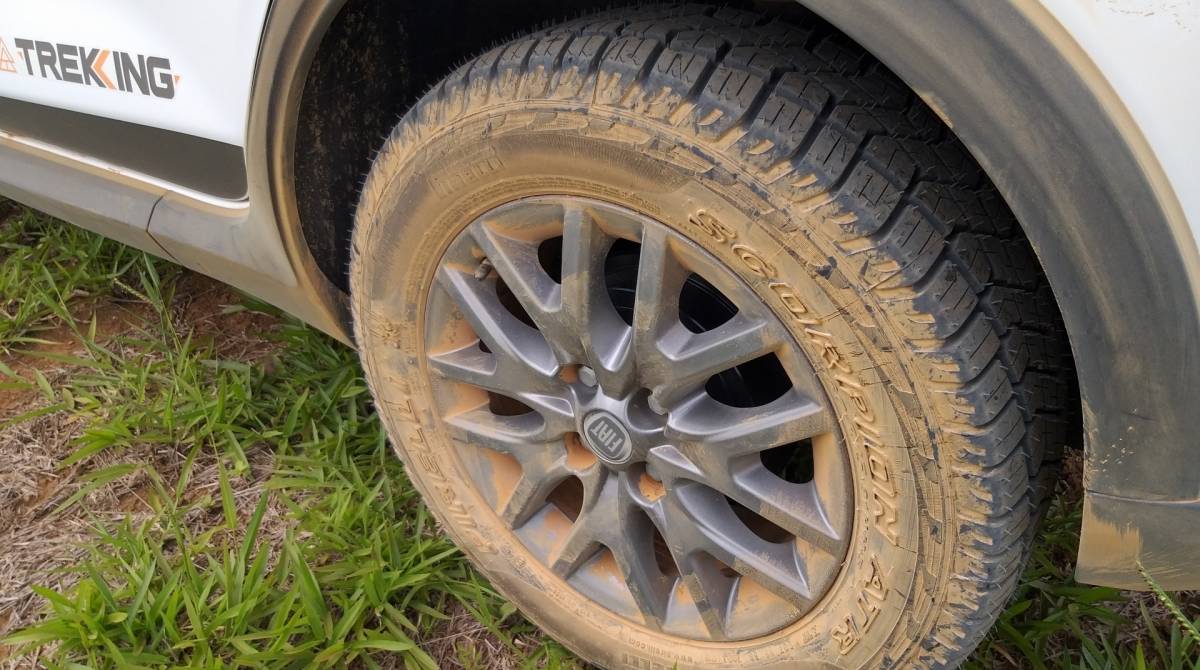Pneus de uso misto deixam o carro mais preso ao chão em terrenos menos amistosos. Opcionais, as rodas de aro 15 custam R$ 1.400 a mais 