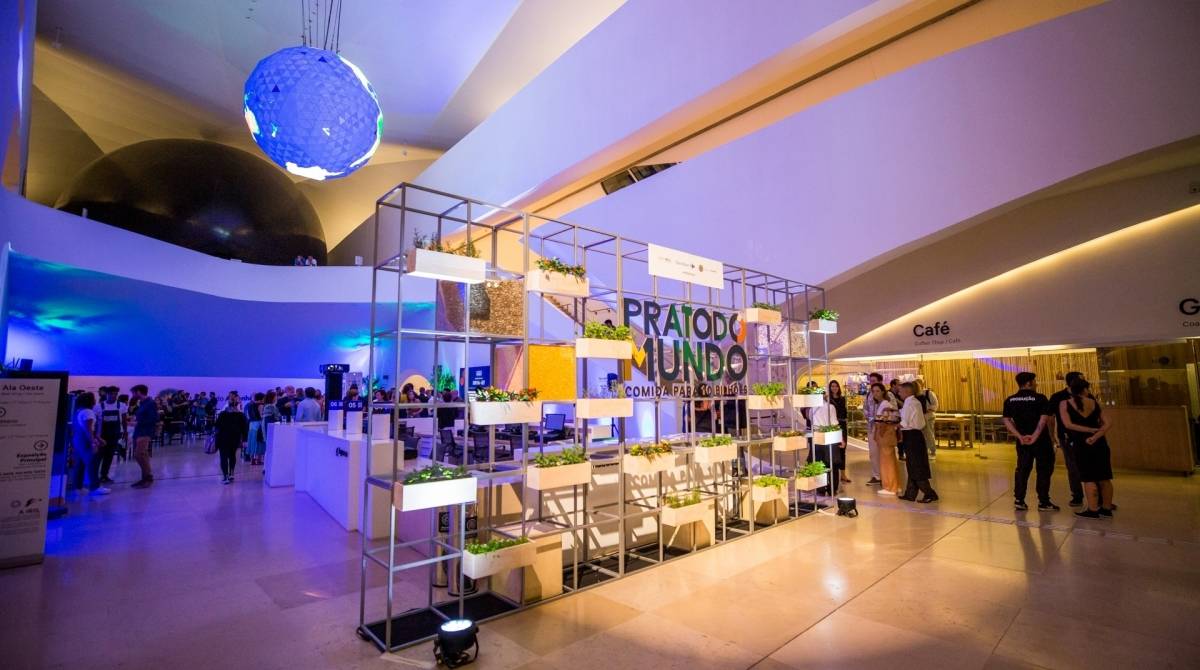 A exposição conta com recursos interativos e tecnológicos que ajudam o público a refletir sobre o acesso aos alimentos em 2050