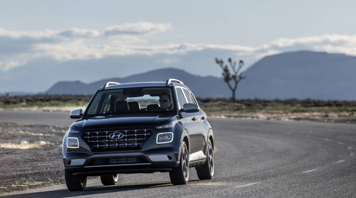 Dianteira tem grade de grande porte com formato irregular. Conjunto de iluminação é feito em dois níveis