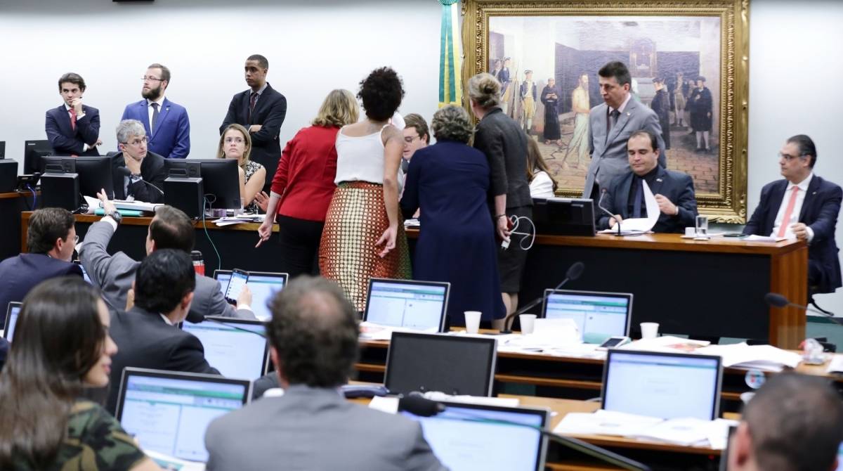 Votação foi marcada por tumultos