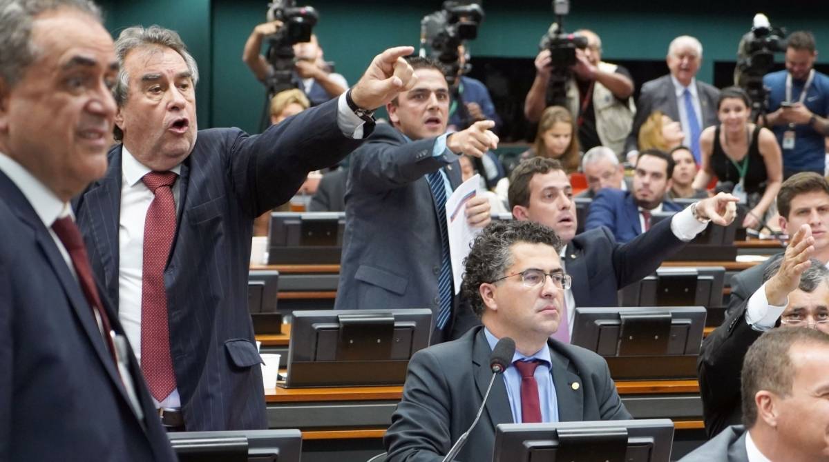 Votação foi marcada por tumultos