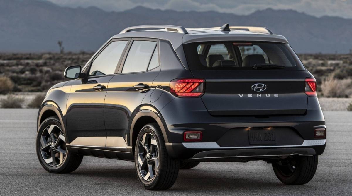 Traseira tem linhas sóbrias com lanternas com formato retangular de bordas ovaladas. Luz de ré fica posicionada no para-choque - Divulgação