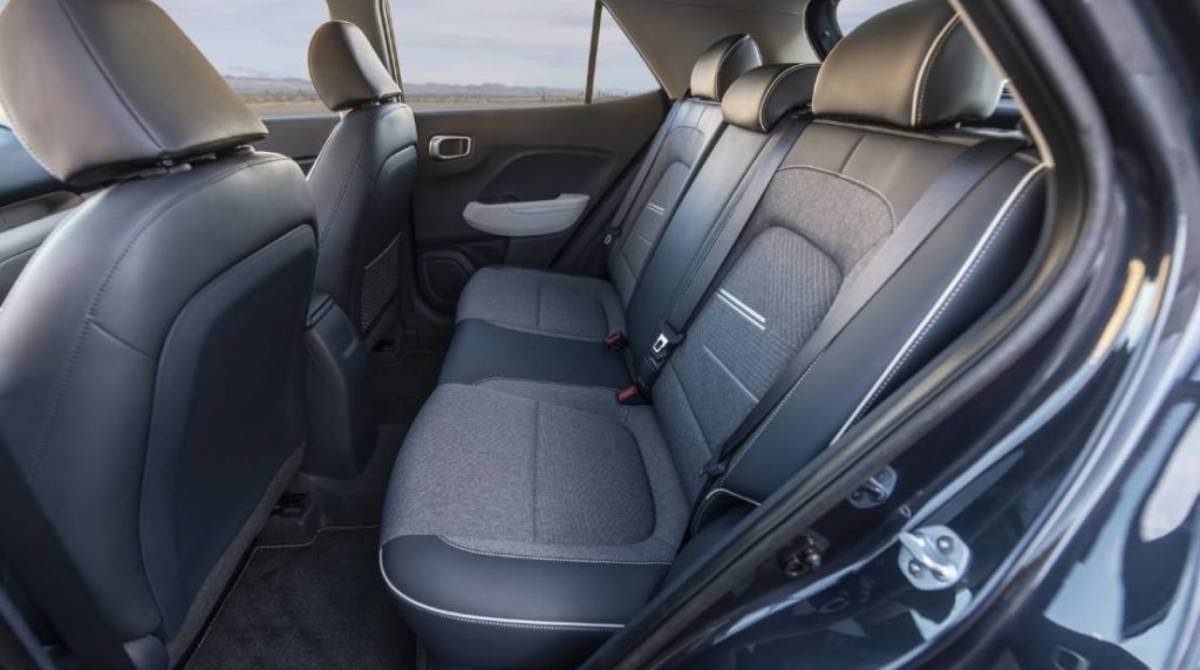 Bancos tem acabamento que misturam tecido e couro sintético