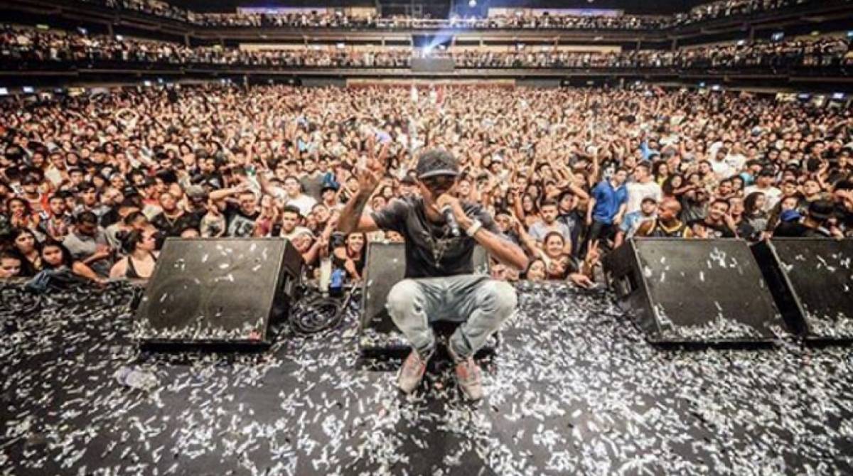 Rennan da Penha durante apresentação 