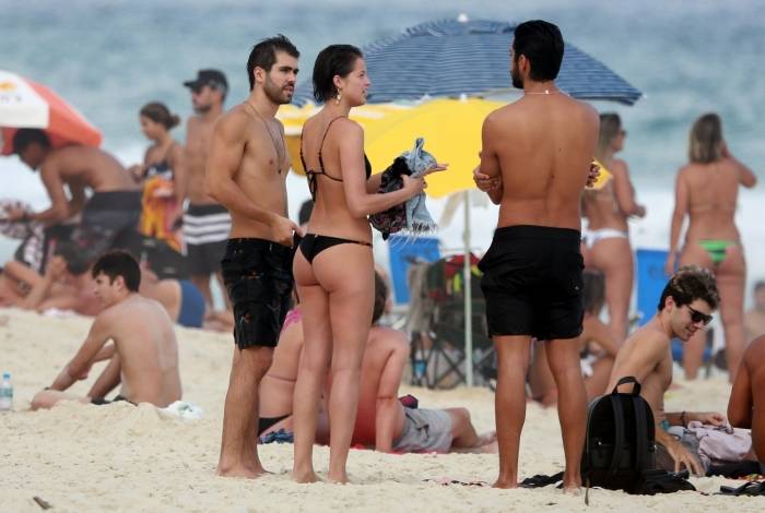 Agatha Moreira, Rodrigo Simas e Juliano Laham curtem dia de praia