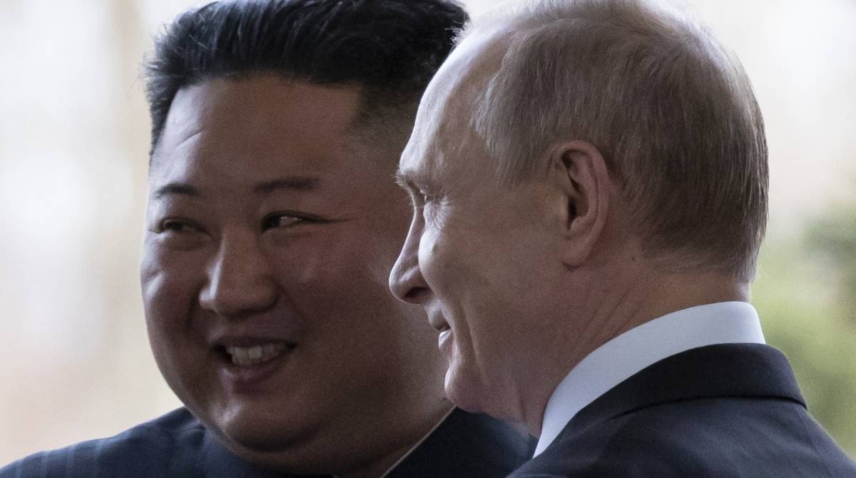 Presidente russo Vladimir Putin recebe o líder norte-coreano Kim Jong Un - Alexander Zemlianichenko / POOL / AFP