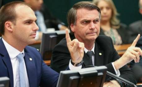 Bolsonaro impõe sigilo de 100 anos sobre informações dos crachás de Carlos e Eduardo