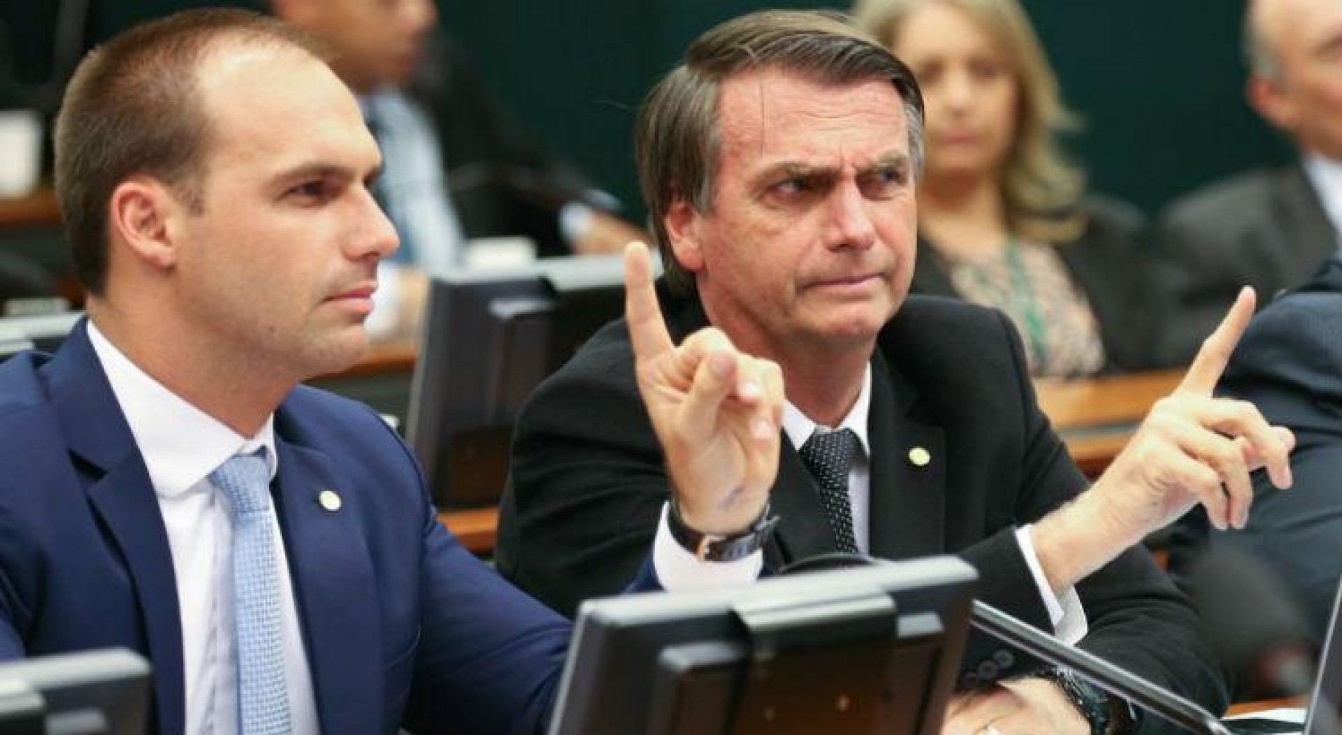 Bolsonaro imp&otilde;e sigilo de 100 anos sobre informa&ccedil;&otilde;es dos crach&aacute;s de Carlos e Eduardo