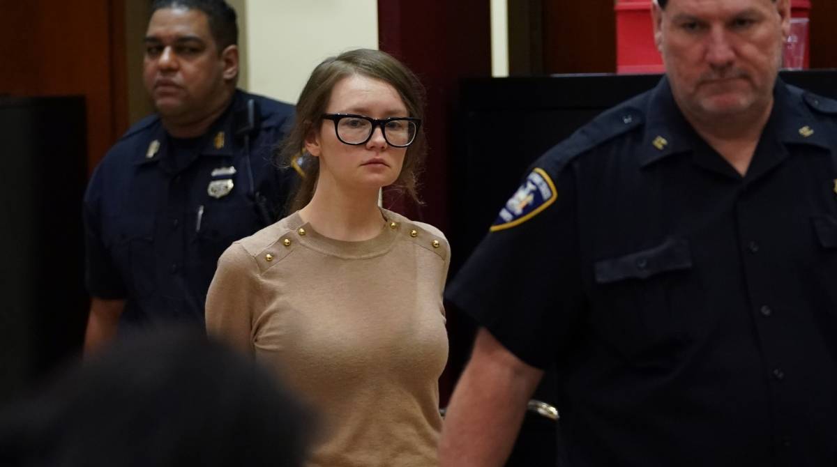 Anna Sorokin mais conhecida como Anna Delvey, a alemã de 28 anos, cuja família se mudou da Rússia para lá em 2007,no tribunal durante seu julgamento em Nova York