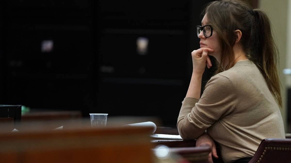 Anna Sorokin, uma mulher alemã-russa que se passava por herdeira rica foi considerada culpada por múltiplos crimes em 25 de abril de 2019, em Nova York