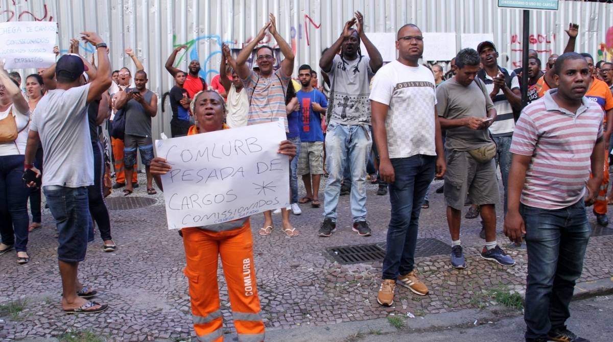 2019-04-26 - AG&Ecirc;NCIA DE NOTICIAS - PARCEIRO - Manifesta&ccedil;&atilde;o dos Garis da Comlurb, no centro do Rio de Janeiro, nesta sexta-feira(26). Foto: Onofre Veras/Parceiro/Ag&ecirc;ncia O Dia