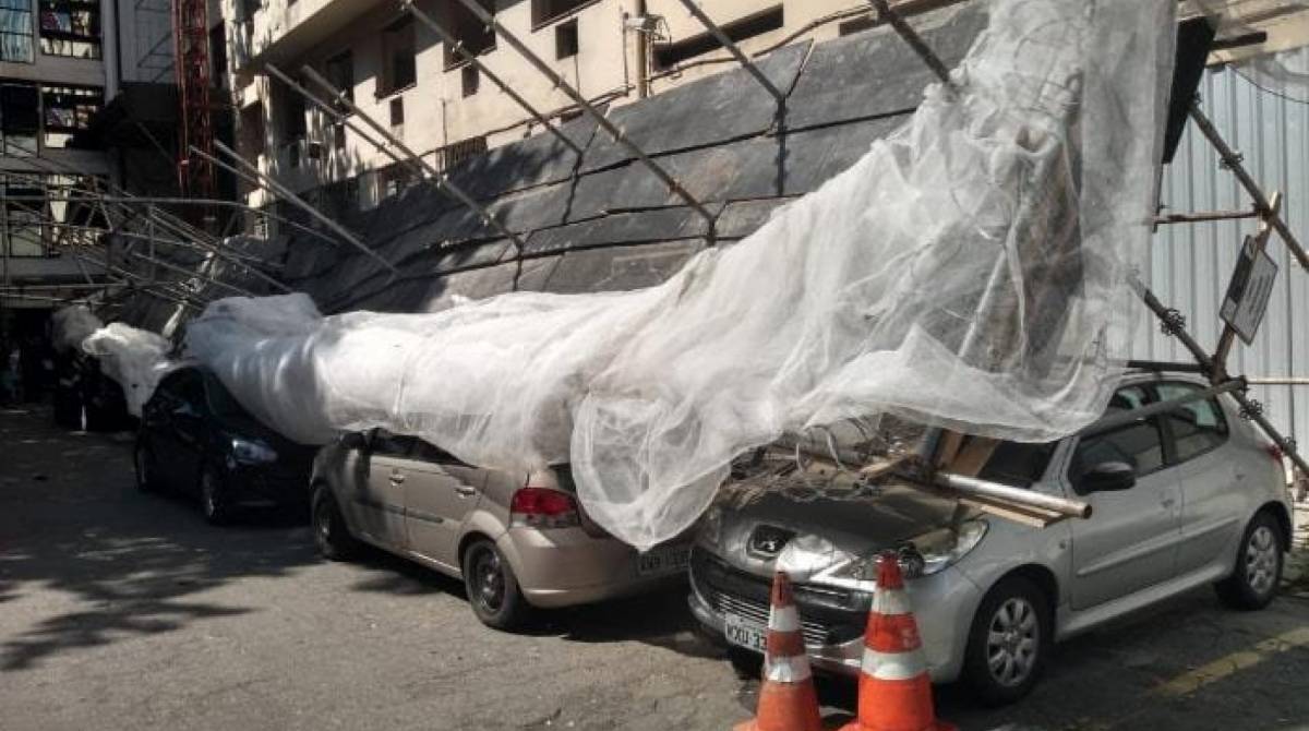 Estrutura atingiu carros e pelo menos uma pessoa ficou ferida - Foto: Reprodução/Redes Sociais