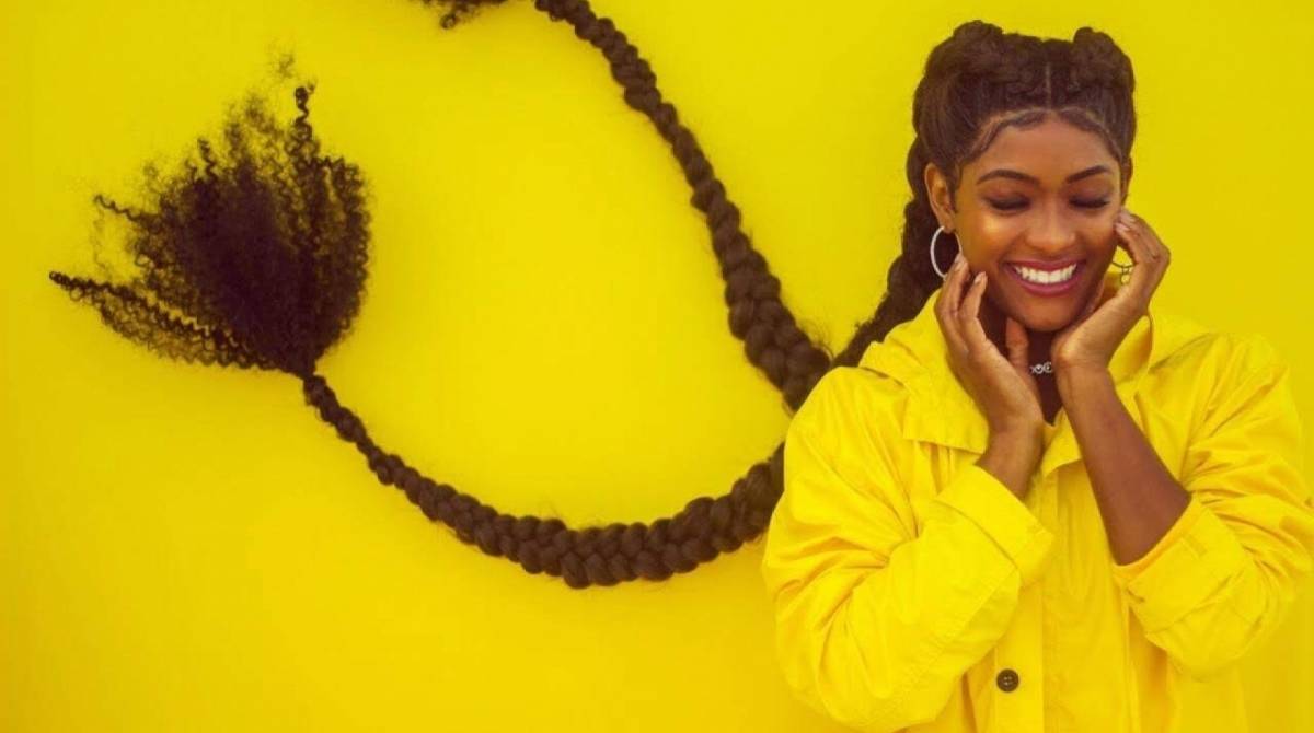 Erika Januza exibe tranças feitas por Maia Boitrago