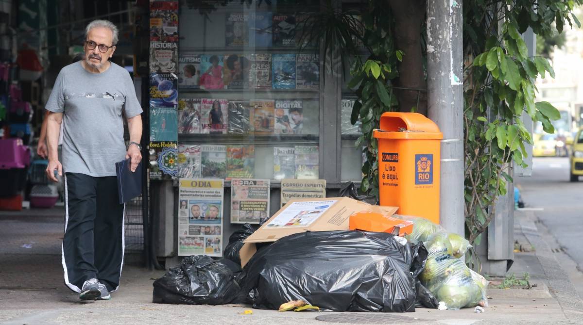 Greve da Comlurb -  Local: Rua Conde de Bonfiim, Tijuca. Foto: Daniel Castelo Branco
