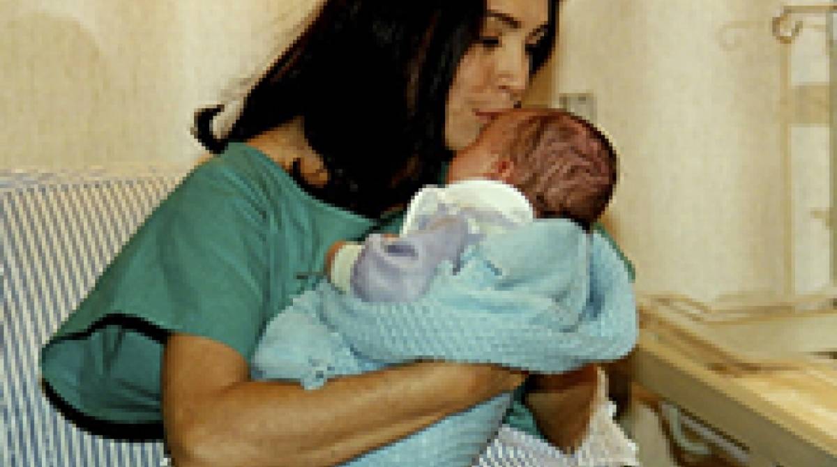 Helena (Regina Duarte) com o filho recém-nascido