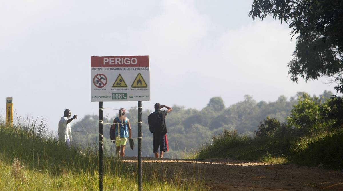 Rio de Janeiro - RJ  - 2604/2019 - geral - Tentativa de furto de combustivel em duto da Transpetro causa vazamento de gasolina, e entoxica moradores, em Caxias, na baixada fluminese - foto: Reginaldo Pimenta / Agencia O Dia