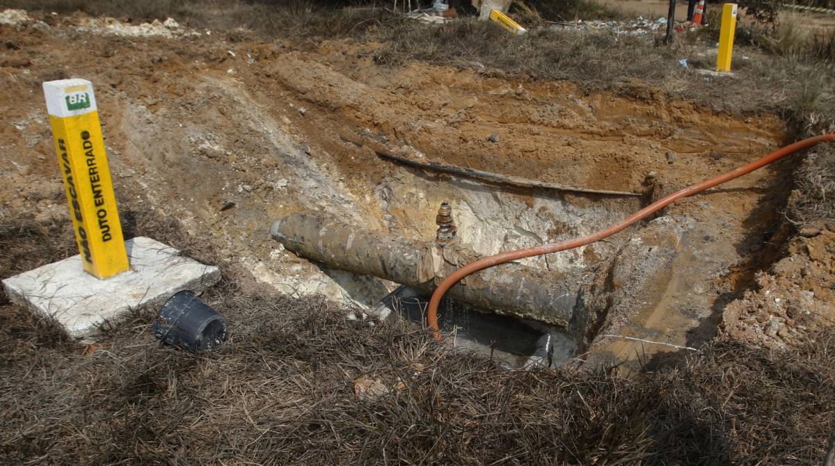 Rio de Janeiro - RJ  - 2604/2019 - geral - Tentativa de furto de combustivel em duto da Transpetro causa vazamento de gasolina, e entoxica moradores, em Caxias, na baixada fluminese - foto: Reginaldo Pimenta / Agencia O Dia