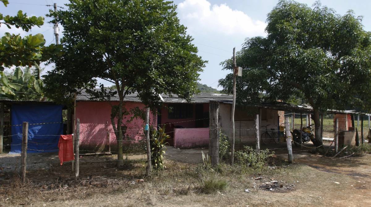 Rio de Janeiro - RJ  - 2604/2019 - geral - Tentativa de furto de combustivel em duto da Transpetro causa vazamento de gasolina, e entoxica moradores, em Caxias, na baixada fluminese - foto: Reginaldo Pimenta / Agencia O Dia
