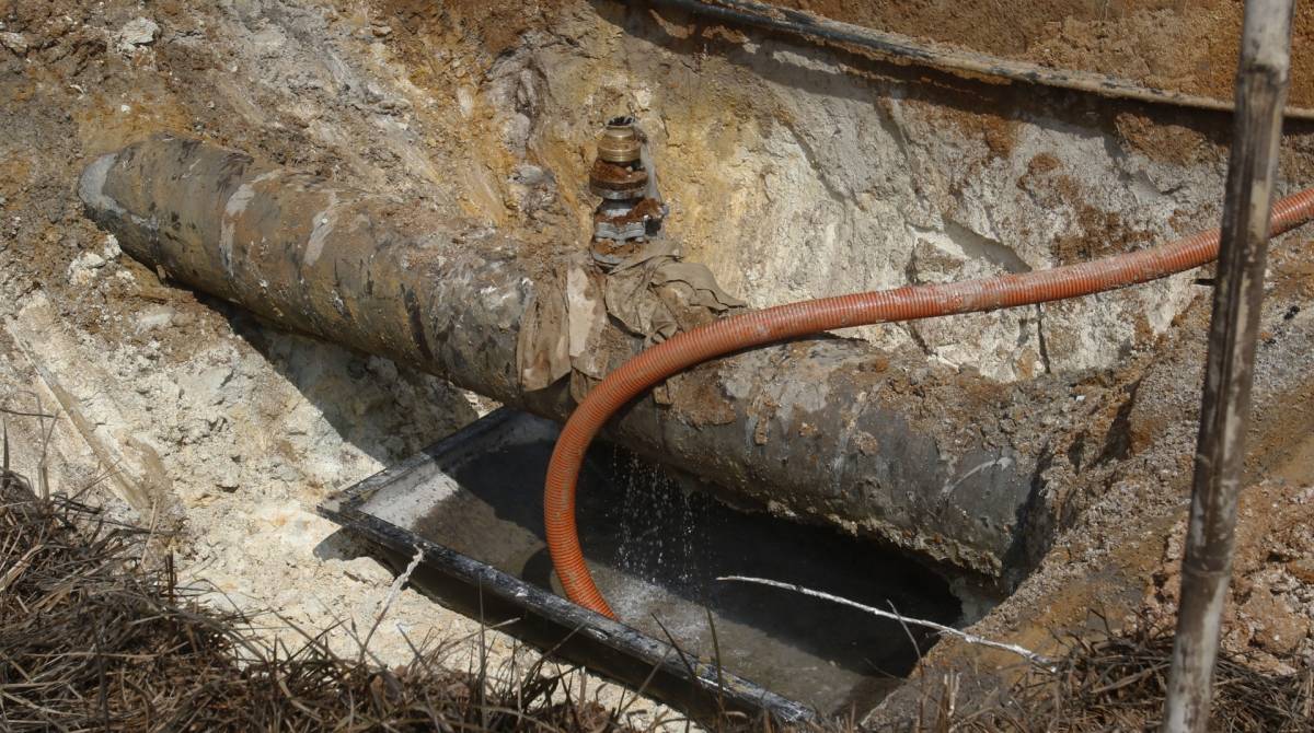 Rio de Janeiro - RJ  - 2604/2019 - geral - Tentativa de furto de combustivel em duto da Transpetro causa vazamento de gasolina, e entoxica moradores, em Caxias, na baixada fluminese - foto: Reginaldo Pimenta / Agencia O Dia