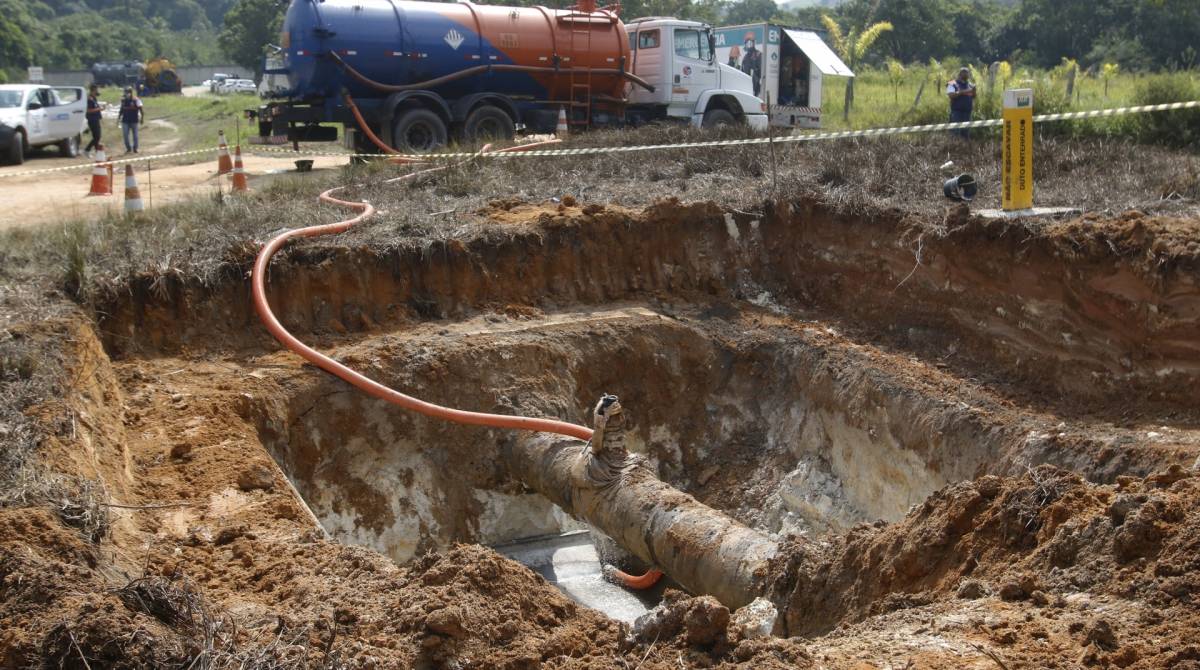 Tentativa de furto de combust&iacute;vel em duto da Transpetro deixou moradores em p&acirc;nico; menina ficou com corpo 80% queimado - Reginaldo Pimenta / Ag&ecirc;ncia O Dia