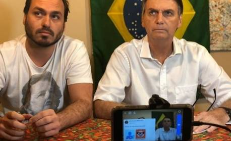 Carlos Bolsonaro ironiza alta no preço da gasolina com matéria sobre governo do pai