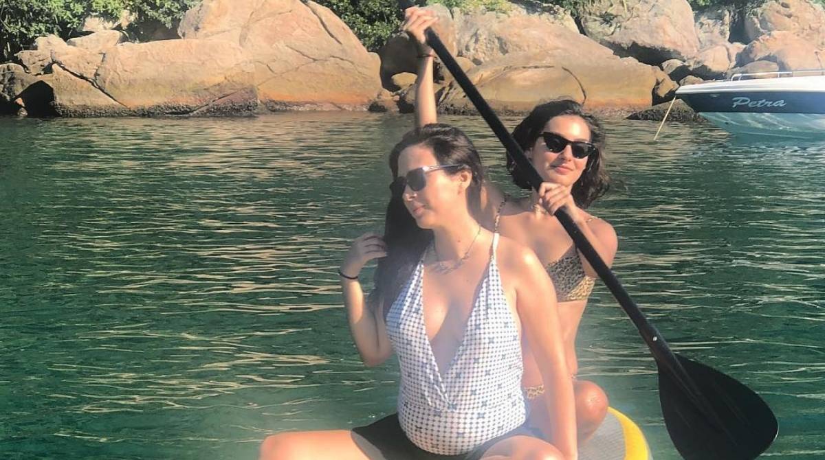 Grávida, Tatá Werneck faz stand up paddle com Marina Moschen
