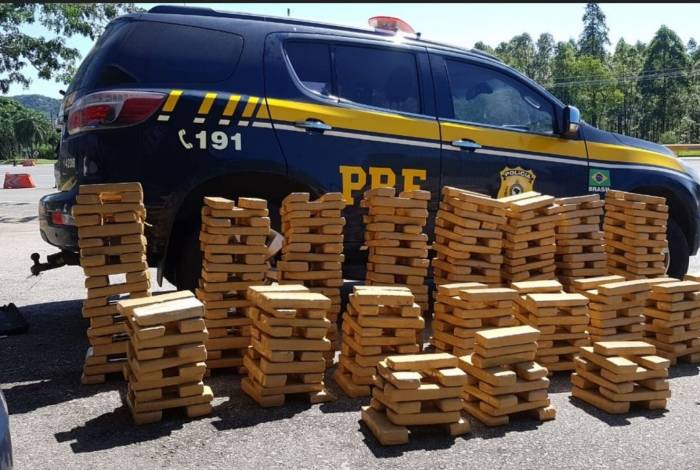 PolÃ­cia RodoviÃ¡ria Federal prendeu um casal com meia tonelada de maconha, na Rodovia Presidente Dutra (BR-116), em SeropÃ©dica, na regiÃ£o metropolitana do Rio