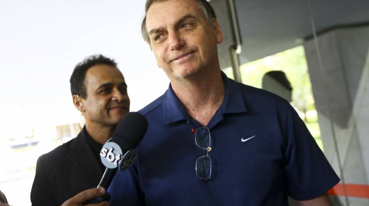 O presidente Jair Bolsonaro chega ao pr&eacute;dio onde mora o filho, Fl&aacute;vio Bolsonaro, em Bras&iacute;lia