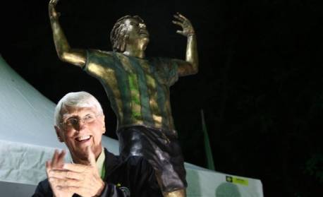 Ex-atletas por todo o mundo e jogadores homenageiam ídolo morto na quinta-feira