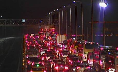 Cariocas enfrentam trânsito lento na saída do Rio em direção à Região dos Lagos