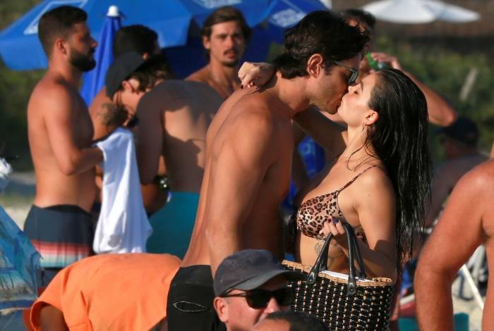 Isis Valverde se diverte na Praia da Barra da Tijuca, na Zona Oeste do Rio