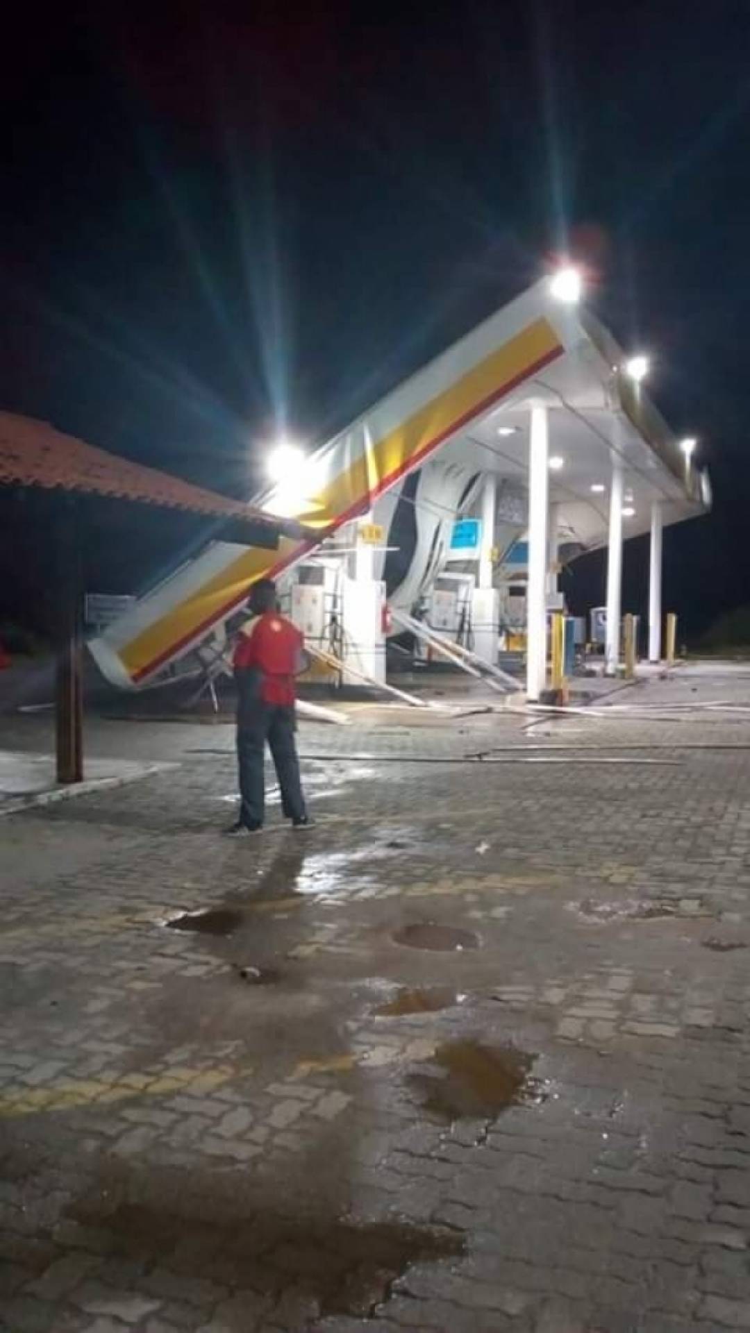Teto de posto de gasolina caiu com as rajadas de vento em Itaguaí, Região Metropolitana do Rio - Reprodução
