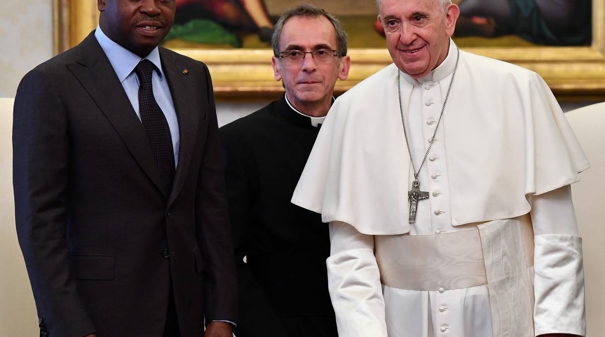 Pope Francis (R) poses with Togo's President Faure Essozimna Gnassingbe Eyadema (L) at the end of their private meeting at the Vatican on April 29, 2019. (Photo by ETTORE FERRARI / POOL / AFP)
Caption