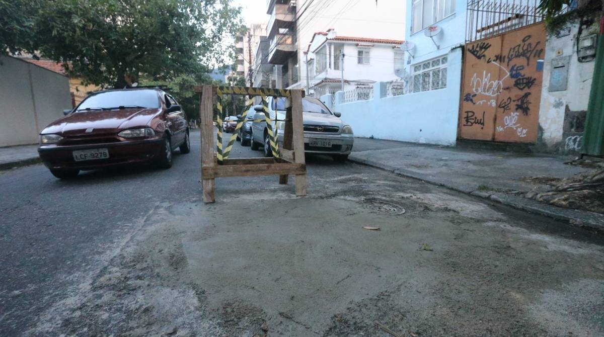 Na rua Amaral no Andaraí, um buraco que ficou aberto por mais de 8 meses foi fechado pelos próprios moradores da rua, cansados de esperar uma solução da prefeitura que não aconteceu. Foto: Daniel Castelo Branco / Agência O Dia