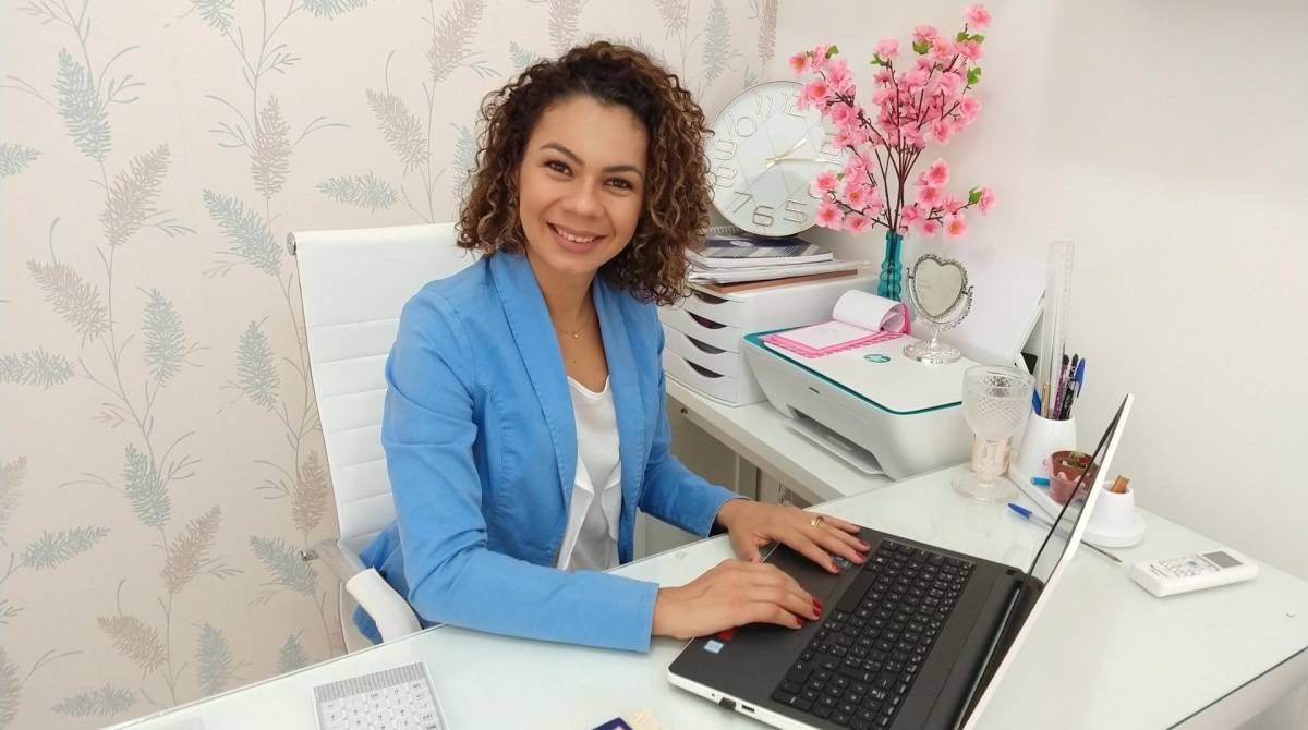 Alariana Barros criou o serviço de secretária remota e trabalha de casa, onde montou sua empresa