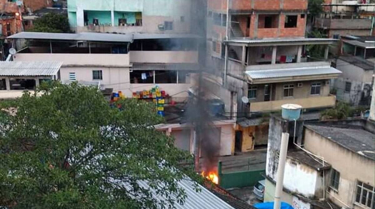 Barricada foi incendiada