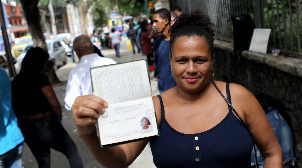Rio de Janeiro 30/04/2019 - Na busca por uma vaga de emprego, centenas de pessoas encararam longas filas para serem atendidas durante um feir&atilde;o no Maracan&atilde;, Zona Norte do Rio. Na foto acima Elisangela Santos anos 44 anos. Luciano Belford/Ag&ecirc;ncia O Dia