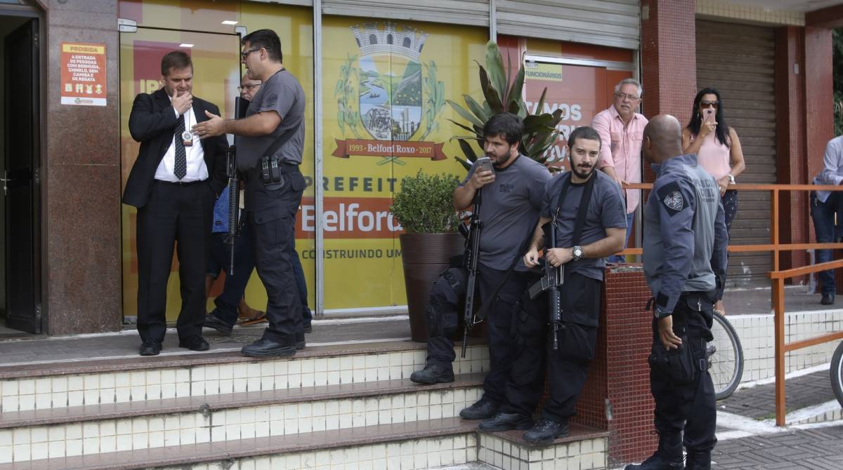 Rio de Janeiro - RJ - 30/04/2019 - policia - Operaçao policial retira Waguinho do cargo de prefeito de Belford Roxo - na foto, movimentaçao policial na prefeitura - Foto Reginaldo Pimenta / Agencia O Dia