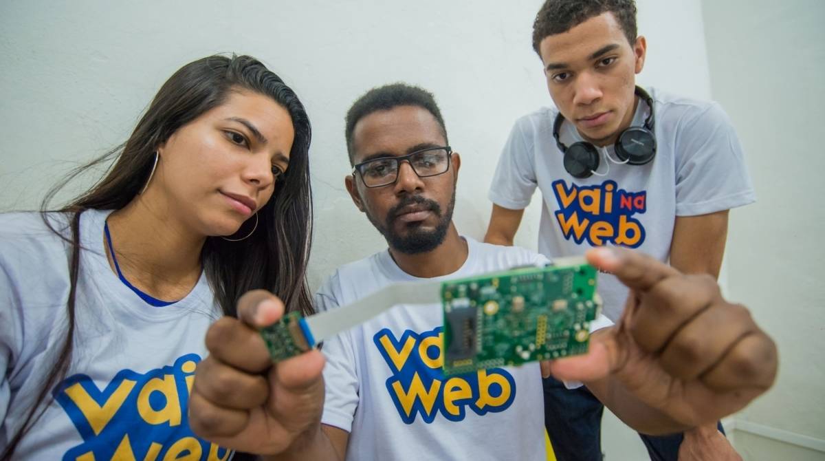 Projeto oferece a jovens do Morro dos Prazeres e Complexo do Alemão curso gratuito de programação de sites, sistemas e aplicativos