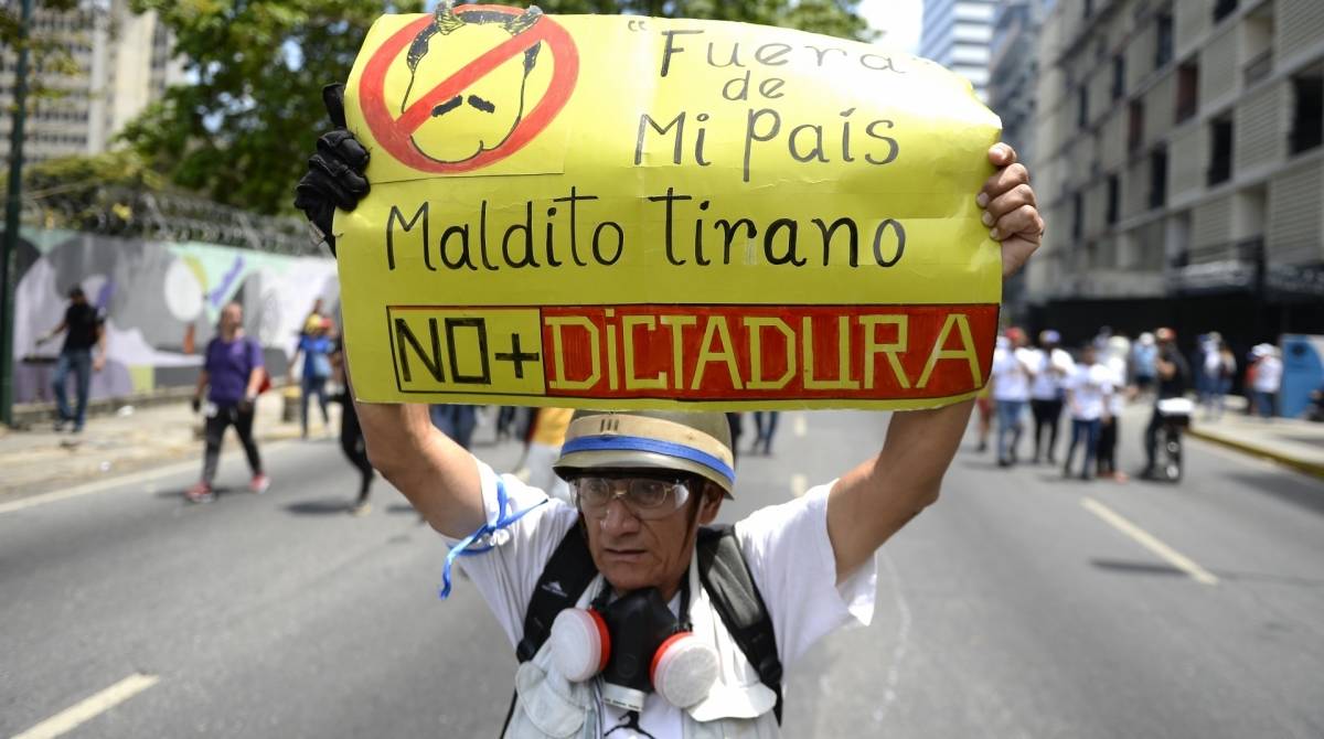 Manifestante exibe cartaz contra o presidente venezuelano Nicolas Maduro