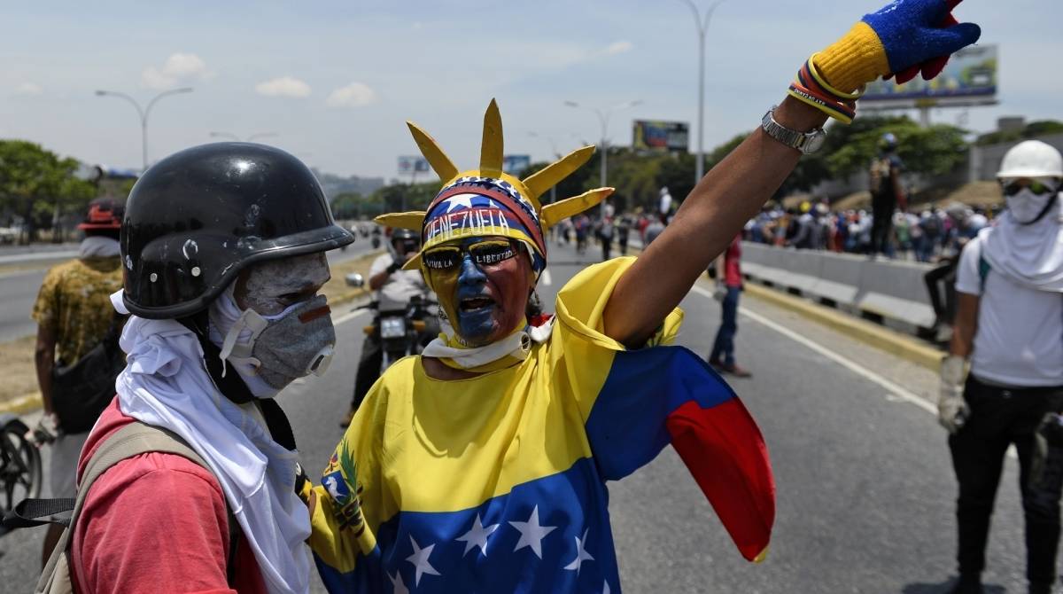 Manifestantes contrários ao governo Maduro protestam em Caracas