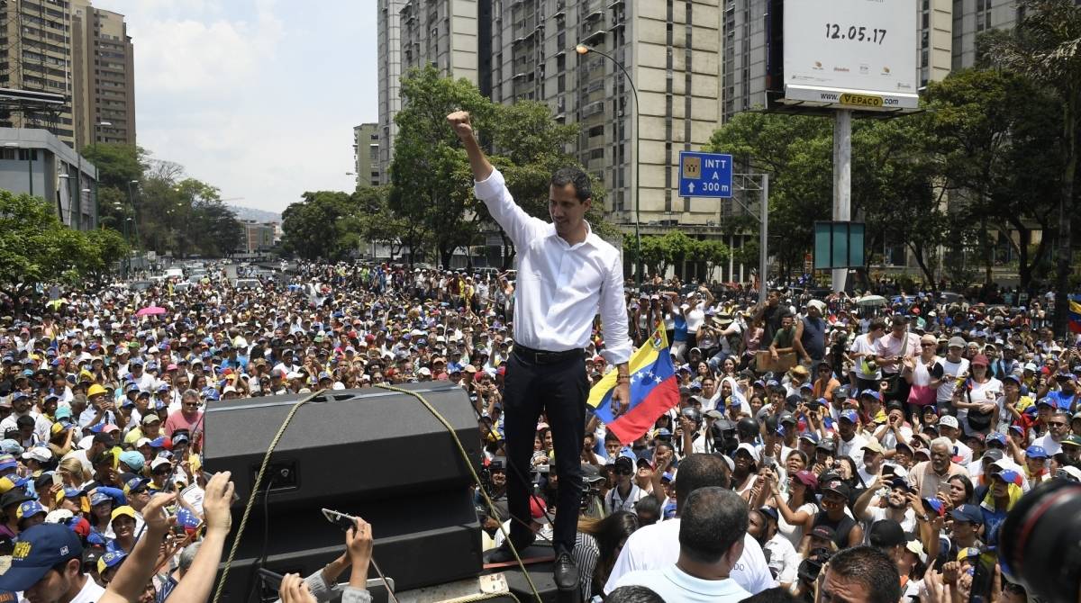 O líder da oposição venezuelana, Juan Guaido, gesticula para os partidários durante uma manifestação em comemoração ao Primeiro de Maio