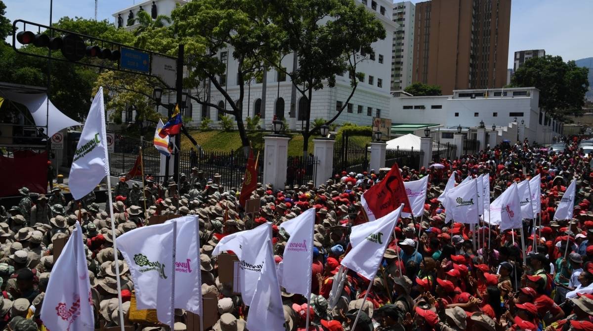 Apoiadores do presidente venezuelano, Nicolas Maduro se reúnem em frente ao Palácio Presidencial de Miraflores