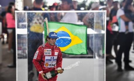 Balão igual ao capacete de Ayrton Senna voará sobre vários lugares do mundo