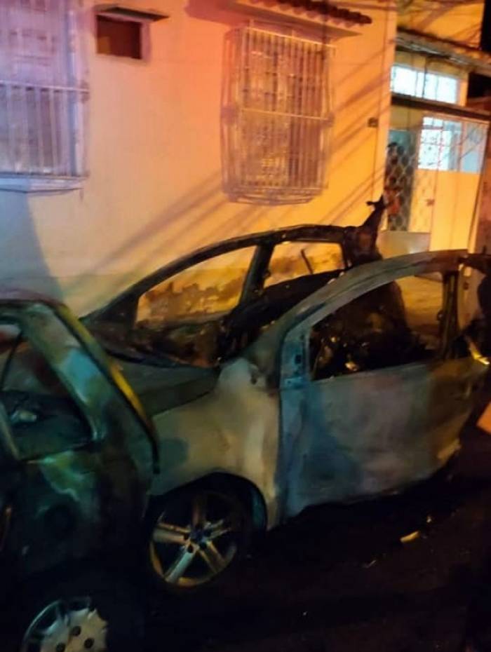 Carros ficaram bastante destruÃ­dos