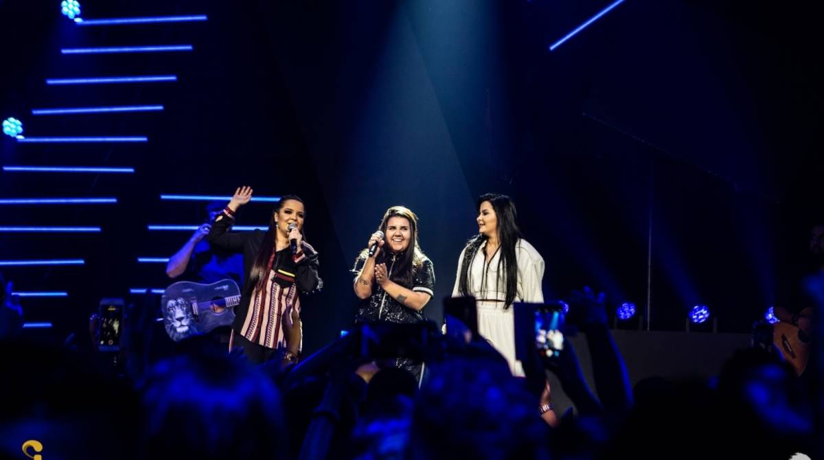 Yasmin Santos na gravação do DVD, com Maiara & Maraisa