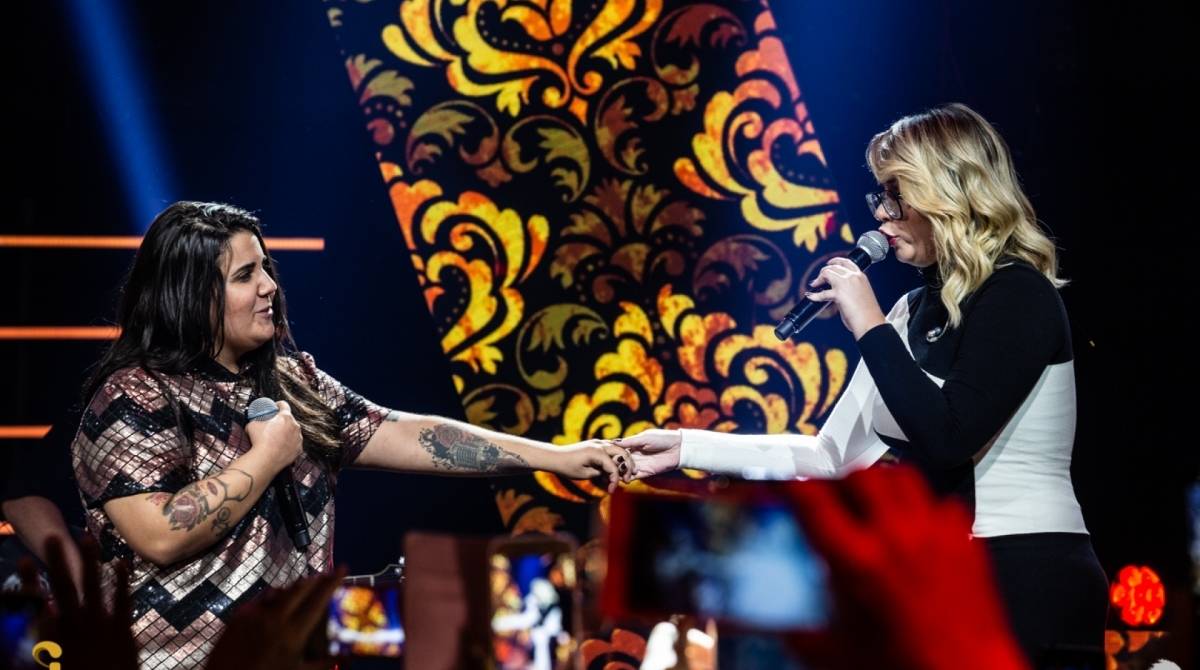 Yasmin Santos na gravação do DVD, com Marília Mendonça