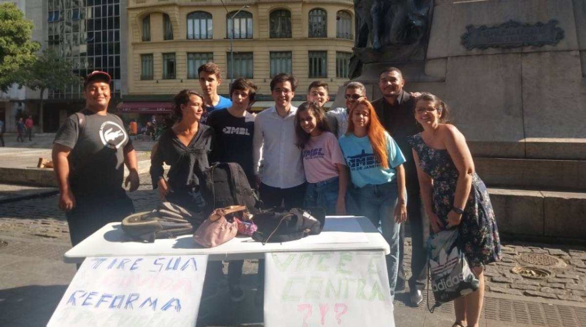 Vereador Leandro Lyra (Novo-RJ) e membros do MBL defendendo a reforma da Previdência na Cinelândia - Reprodução Twitter
